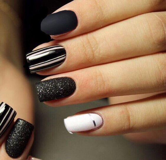 50+ The Best Winter Nail Art Design Ideas img 38