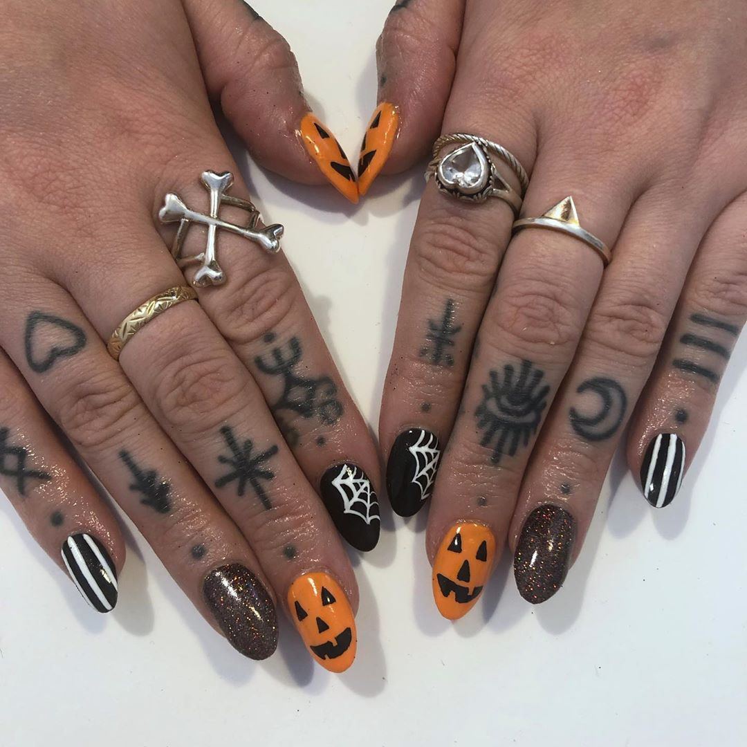 100+ Halloween Manicures You Need to See (and Try) images 7