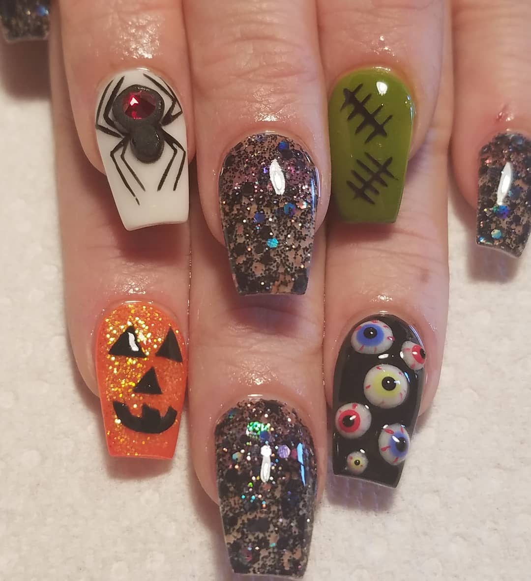 100+ Halloween Manicures You Need to See (and Try) images 9