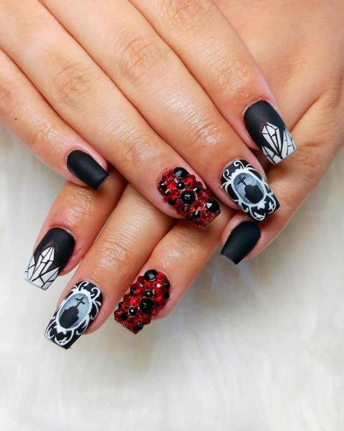 100+ Halloween Manicures You Need to See (and Try) images 23