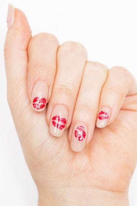 100+ Easy Valentine’s Day Nail Art Ideas 2019 img 23