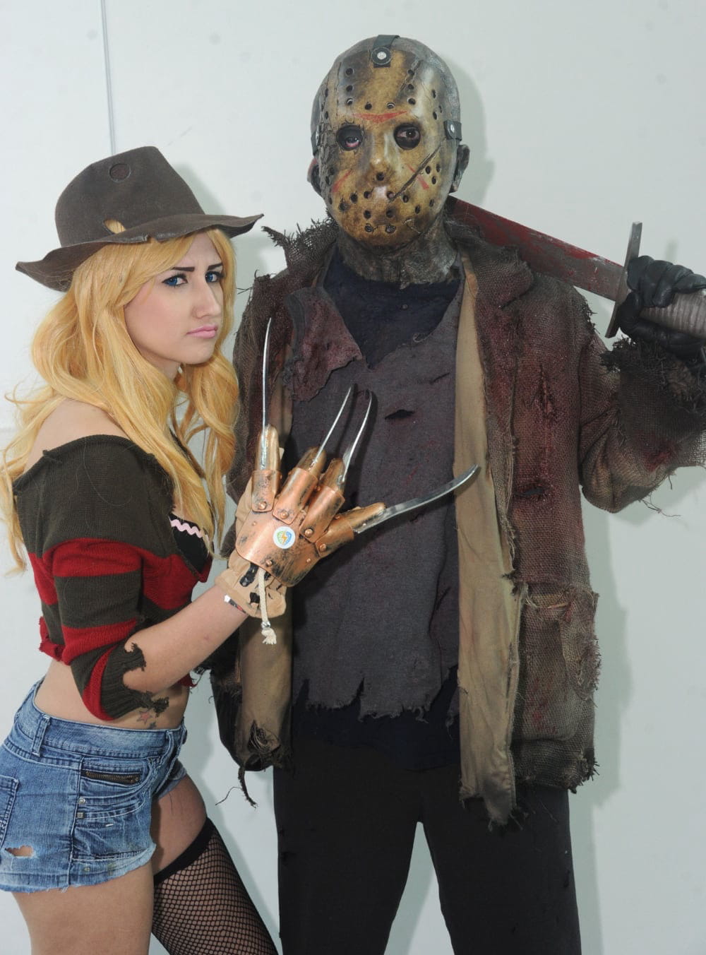 cosplayers-dressed-as-freddy-kreuger-and-jason-voorhees